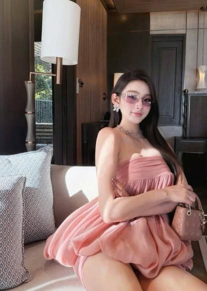 váy hồng xếp tầng